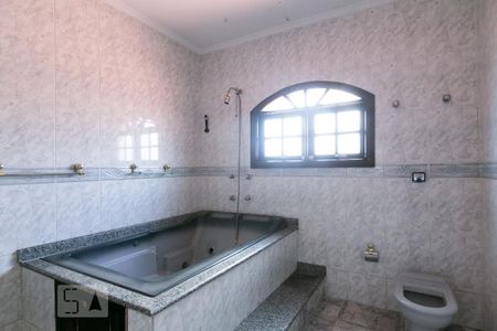 Casa para alugar com 498m², 5 quartos e 8 vagas Casa para alugar com 498m², 5 quartos e 8 vagasBanheiro Suíte 1