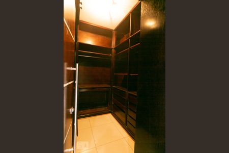 Casa para alugar com 498m², 5 quartos e 8 vagas Casa para alugar com 498m², 5 quartos e 8 vagasCloset da Suíte 1