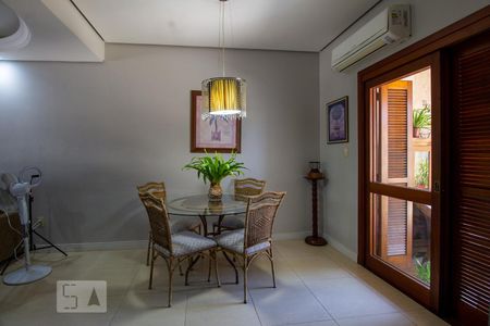 Sala de casa à venda com 4 quartos, 200m² em Cavalhada, Porto Alegre