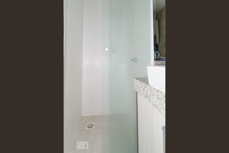 Banheiro de kitnet/studio para alugar com 1 quarto, 27m² em Lindóia, Curitiba