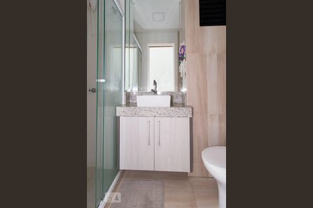 Banheiro de kitnet/studio para alugar com 1 quarto, 27m² em Lindóia, Curitiba