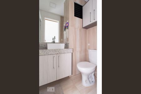 Banheiro de kitnet/studio para alugar com 1 quarto, 27m² em Lindóia, Curitiba