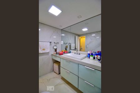 Apartamento à venda com 225m², 5 quartos e 2 vagasBanheiro da Suíte 1