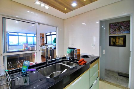 Apartamento à venda com 225m², 5 quartos e 2 vagasCozinha 2