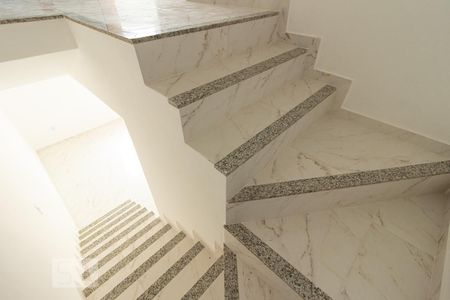 Escada de casa de condomínio para alugar com 2 quartos, 95m² em Campo Grande, Rio de Janeiro