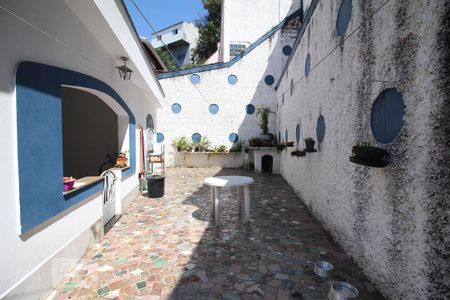 Casa à venda com 615m², 3 quartos e 4 vagasQuintal