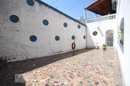 Casa à venda com 615m², 3 quartos e 4 vagasQuintal