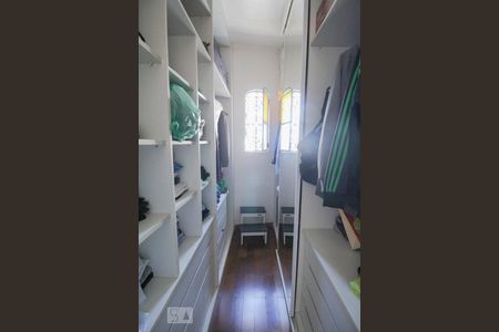 Casa à venda com 615m², 3 quartos e 4 vagasCloset