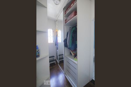 Casa à venda com 615m², 3 quartos e 4 vagasCloset