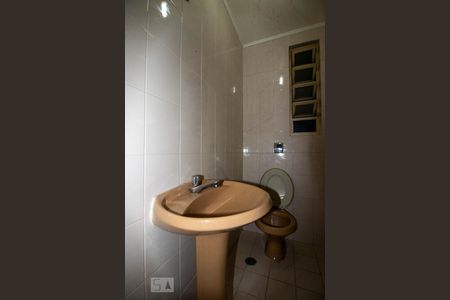 Lavabo de apartamento para alugar com 3 quartos, 80m² em Passo da Areia, Porto Alegre