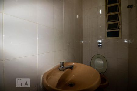 Lavabo de apartamento para alugar com 3 quartos, 80m² em Passo da Areia, Porto Alegre