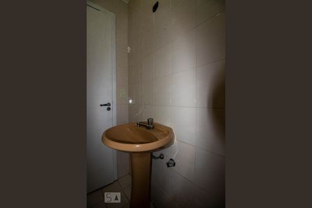 Lavabo de apartamento para alugar com 3 quartos, 80m² em Passo da Areia, Porto Alegre