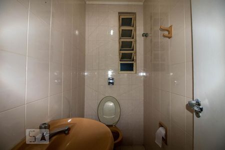 Lavabo de apartamento para alugar com 3 quartos, 80m² em Passo da Areia, Porto Alegre