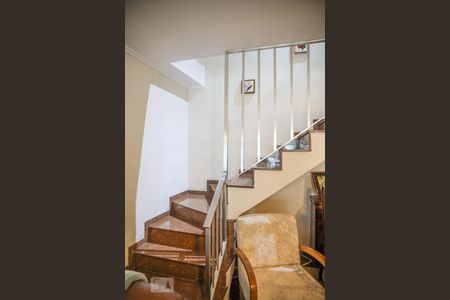 Escada de casa à venda com 4 quartos, 400m² em Osvaldo Cruz, São Caetano do Sul