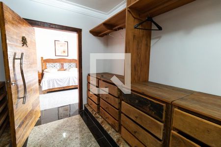 Casa à venda com 600m², 5 quartos e 4 vagasCloset Suíte master