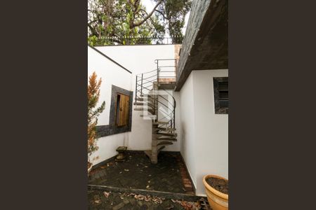 Casa à venda com 600m², 5 quartos e 4 vagasEscada para o Terraço