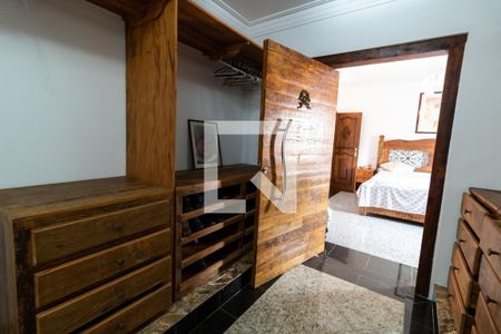 Casa à venda com 600m², 5 quartos e 4 vagasCloset Suíte master