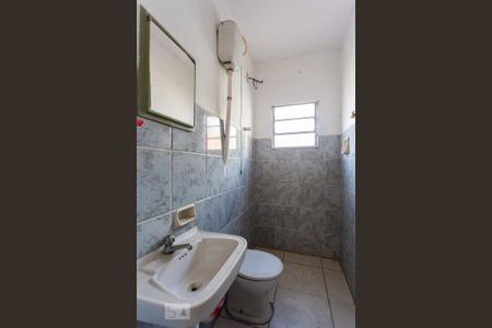 Banheiro de casa para alugar com 1 quarto, 45m² em Quitaúna, Osasco