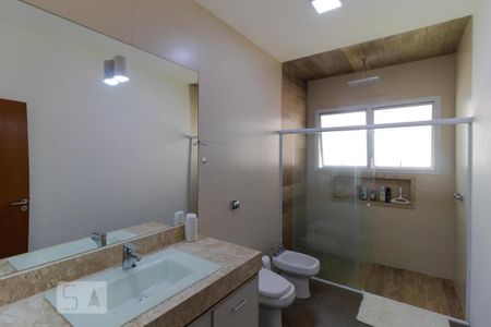 Casa de condomínio à venda com 400m², 4 quartos e 8 vagas Casa de condomínio à venda com 400m², 4 quartos e 8 vagasBanheiro da Suíte 04