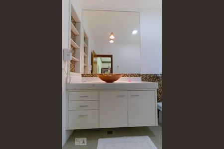 Casa de condomínio à venda com 400m², 4 quartos e 8 vagas Casa de condomínio à venda com 400m², 4 quartos e 8 vagasBanheiro da Suíte 03