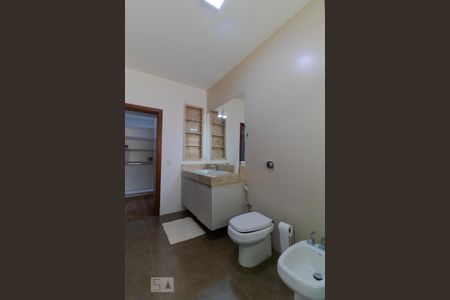 Casa de condomínio à venda com 400m², 4 quartos e 8 vagas Casa de condomínio à venda com 400m², 4 quartos e 8 vagasBanheiro da Suíte 04