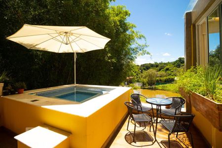 Casa de condomínio à venda com 400m², 4 quartos e 8 vagas Casa de condomínio à venda com 400m², 4 quartos e 8 vagasVaranda com Hidromassagem