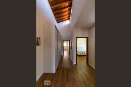 Casa de condomínio à venda com 400m², 4 quartos e 8 vagas Casa de condomínio à venda com 400m², 4 quartos e 8 vagasCorredor