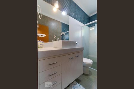 Casa de condomínio à venda com 400m², 4 quartos e 8 vagas Casa de condomínio à venda com 400m², 4 quartos e 8 vagasBanheiro da Suíte 02