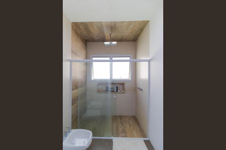 Casa de condomínio à venda com 400m², 4 quartos e 8 vagas Casa de condomínio à venda com 400m², 4 quartos e 8 vagasBanheiro da Suíte 04