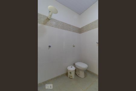 Casa de condomínio à venda com 400m², 4 quartos e 8 vagas Casa de condomínio à venda com 400m², 4 quartos e 8 vagasBanheiro de Serviço