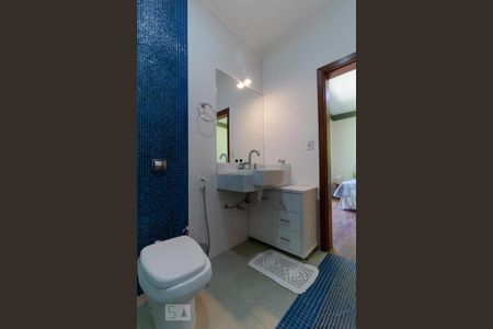 Casa de condomínio à venda com 400m², 4 quartos e 8 vagas Casa de condomínio à venda com 400m², 4 quartos e 8 vagasBanheiro da Suíte 01