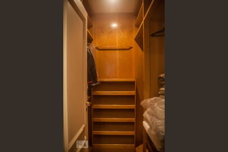 Apartamento à venda com 193m², 3 quartos e 3 vagas Apartamento à venda com 193m², 3 quartos e 3 vagasCloset do quarto