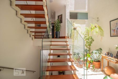 Casa à venda com 500m², 3 quartos e 6 vagasEscada