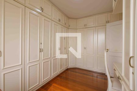 Apartamento à venda com 381m², 4 quartos e 3 vagas Apartamento à venda com 381m², 4 quartos e 3 vagasCloset da Suíte 1
