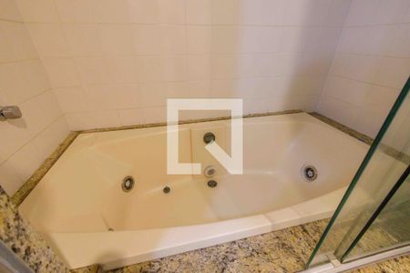 Apartamento à venda com 381m², 4 quartos e 3 vagas Apartamento à venda com 381m², 4 quartos e 3 vagasBanheiro da Suíte 1