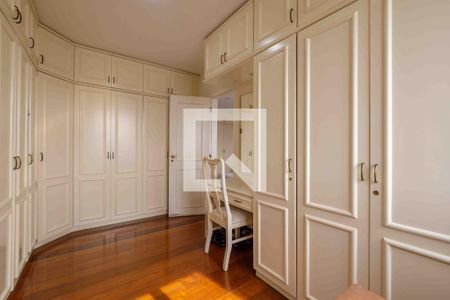 Apartamento à venda com 381m², 4 quartos e 3 vagas Apartamento à venda com 381m², 4 quartos e 3 vagasCloset da Suíte 1