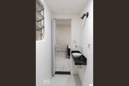 Banheiro de kitnet/studio para alugar com 1 quarto, 30m² em Liberdade, São Paulo