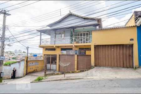 Casa para alugar com 140m², 3 quartos e 3 vagas Casa para alugar com 140m², 3 quartos e 3 vagasFachada