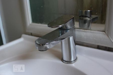 Casa de condomínio para alugar com 350m², 4 quartos e 2 vagasDetalhe do Banheiro da Suite