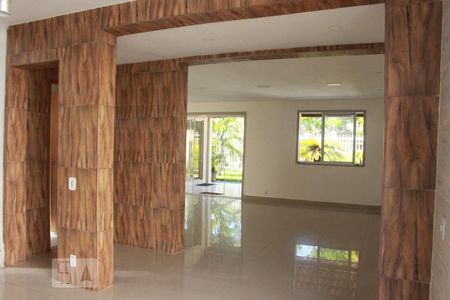 Sala de casa de condomínio para alugar com 4 quartos, 350m² em Barra da Tijuca, Rio de Janeiro