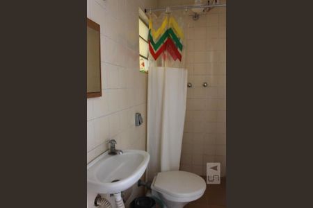 Casa de condomínio para alugar com 350m², 4 quartos e 2 vagasBanheiro de Serviço