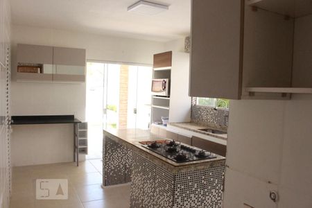 Casa de condomínio para alugar com 350m², 4 quartos e 2 vagasCozinha