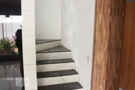 Casa de condomínio para alugar com 350m², 4 quartos e 2 vagasEscada