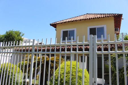 Casa de condomínio para alugar com 350m², 4 quartos e 2 vagasFachada