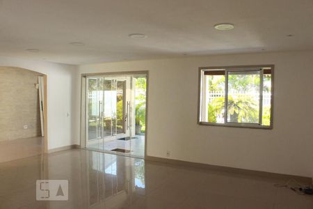 Sala de casa de condomínio para alugar com 4 quartos, 350m² em Barra da Tijuca, Rio de Janeiro