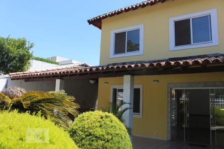 Casa de condomínio para alugar com 350m², 4 quartos e 2 vagasFachada