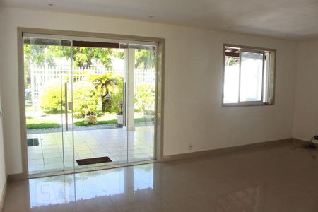 Sala de casa de condomínio para alugar com 4 quartos, 350m² em Barra da Tijuca, Rio de Janeiro