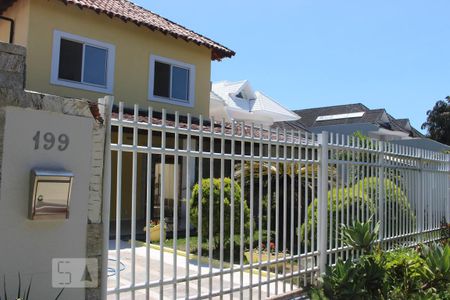 Casa de condomínio para alugar com 350m², 4 quartos e 2 vagasFachada