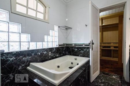 Casa para alugar com 395m², 4 quartos e 2 vagas Casa para alugar com 395m², 4 quartos e 2 vagasBanheiro da suíte 1