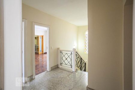 Casa para alugar com 395m², 4 quartos e 2 vagas Casa para alugar com 395m², 4 quartos e 2 vagasCorredor